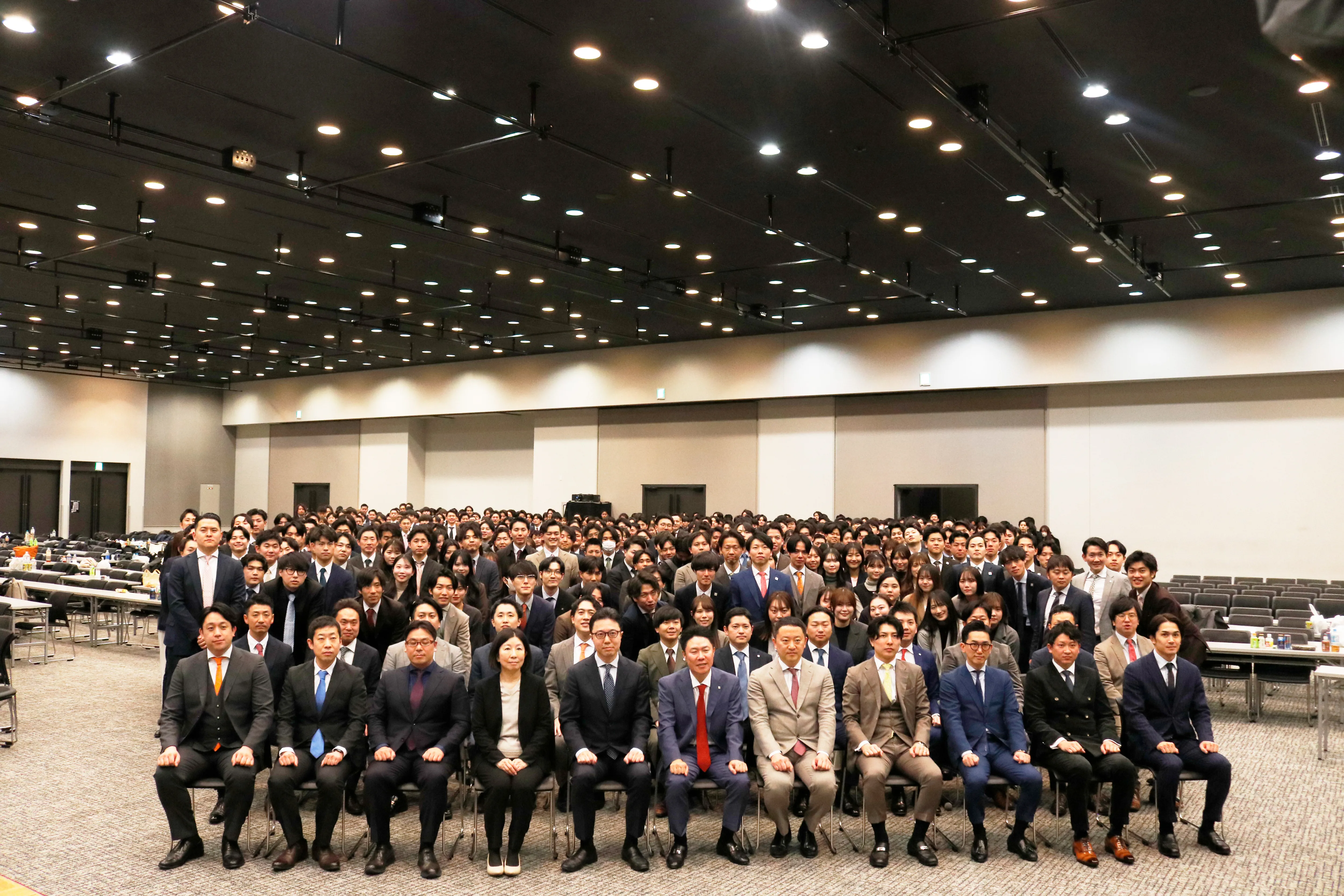 第3四半期アワードを開催。50名の昇格者を称賛、延べ193の個人・部署を表彰。