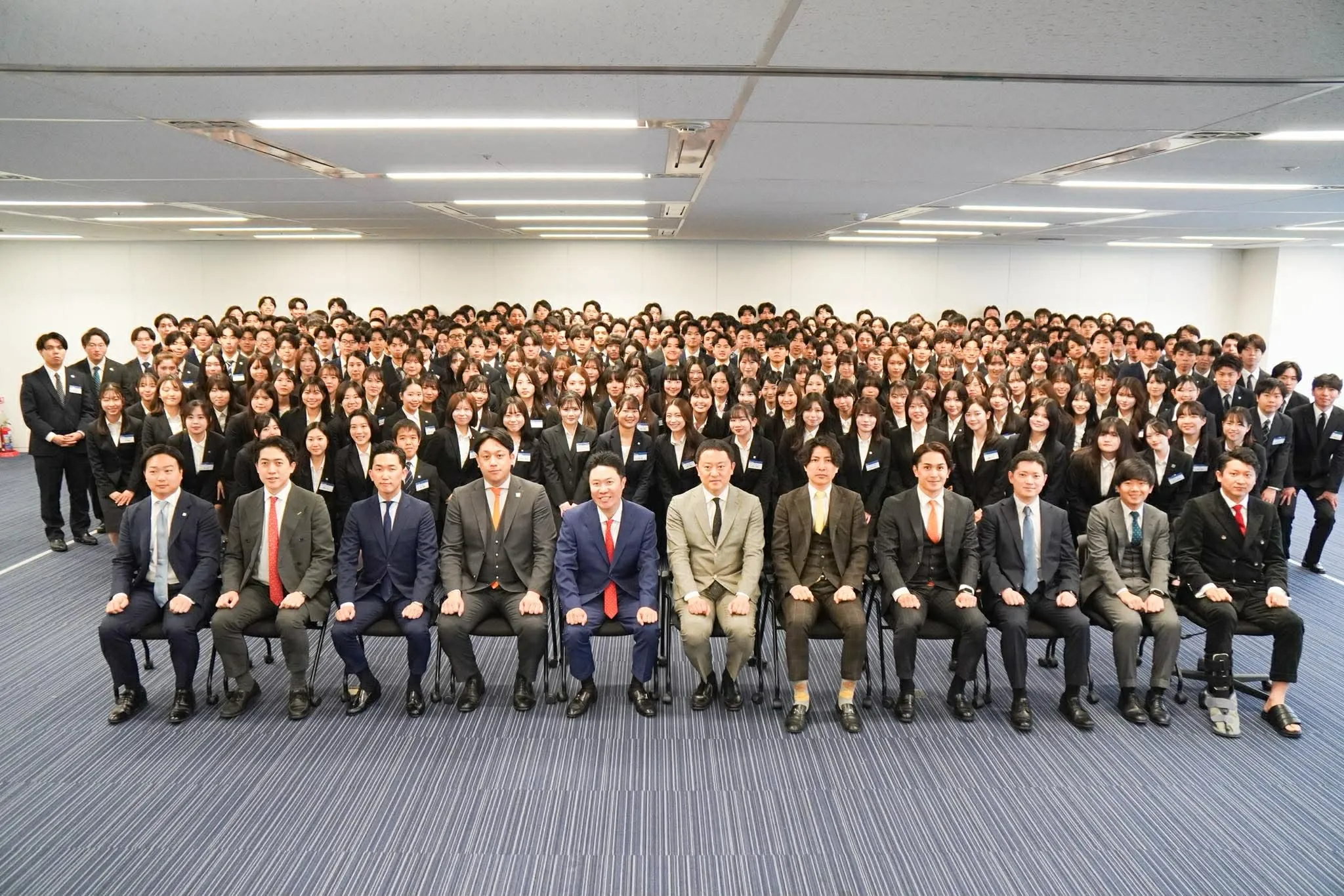 DYMグループ 2026年度入社式を開催しました｜過去最大444名の新たな仲間とともに