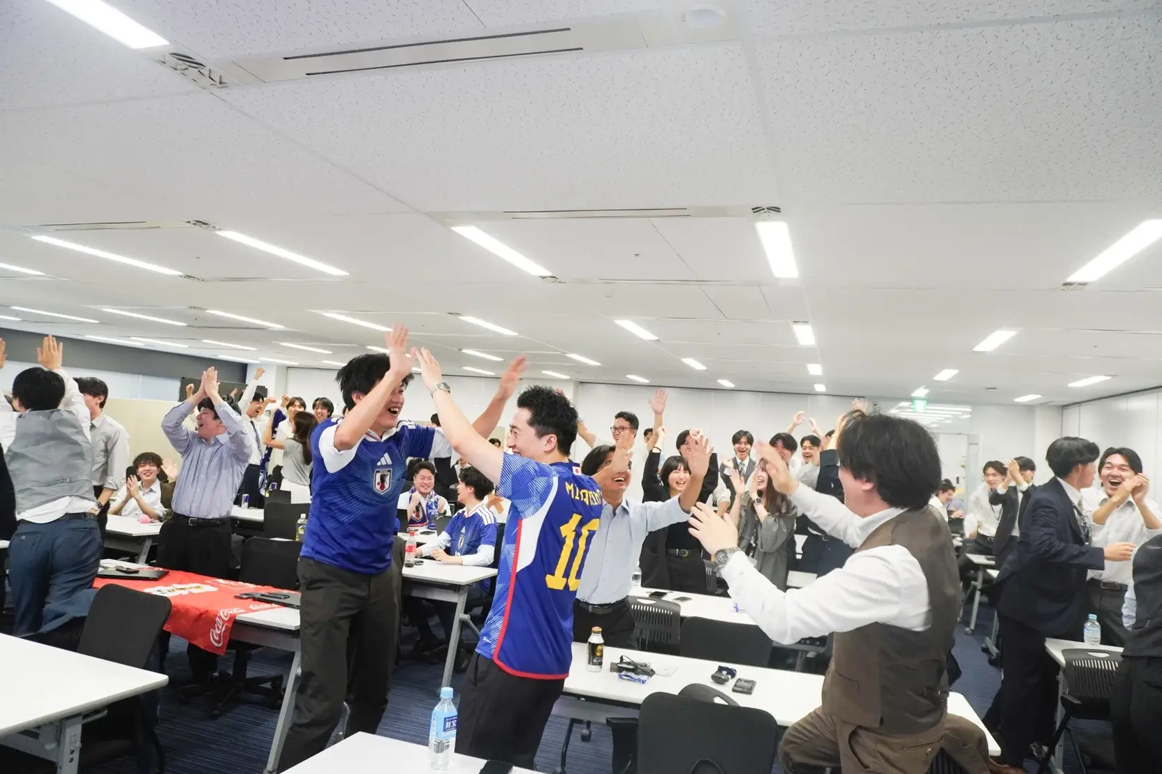 全国5拠点でFIFAワールドカップ日本代表戦の社内パブリックビューイングを開催